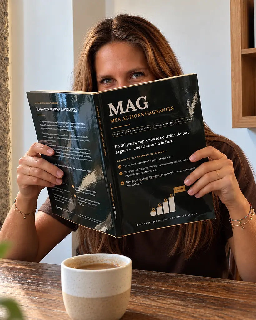 Une lectrice, le cahier MAG ouvert devant elle